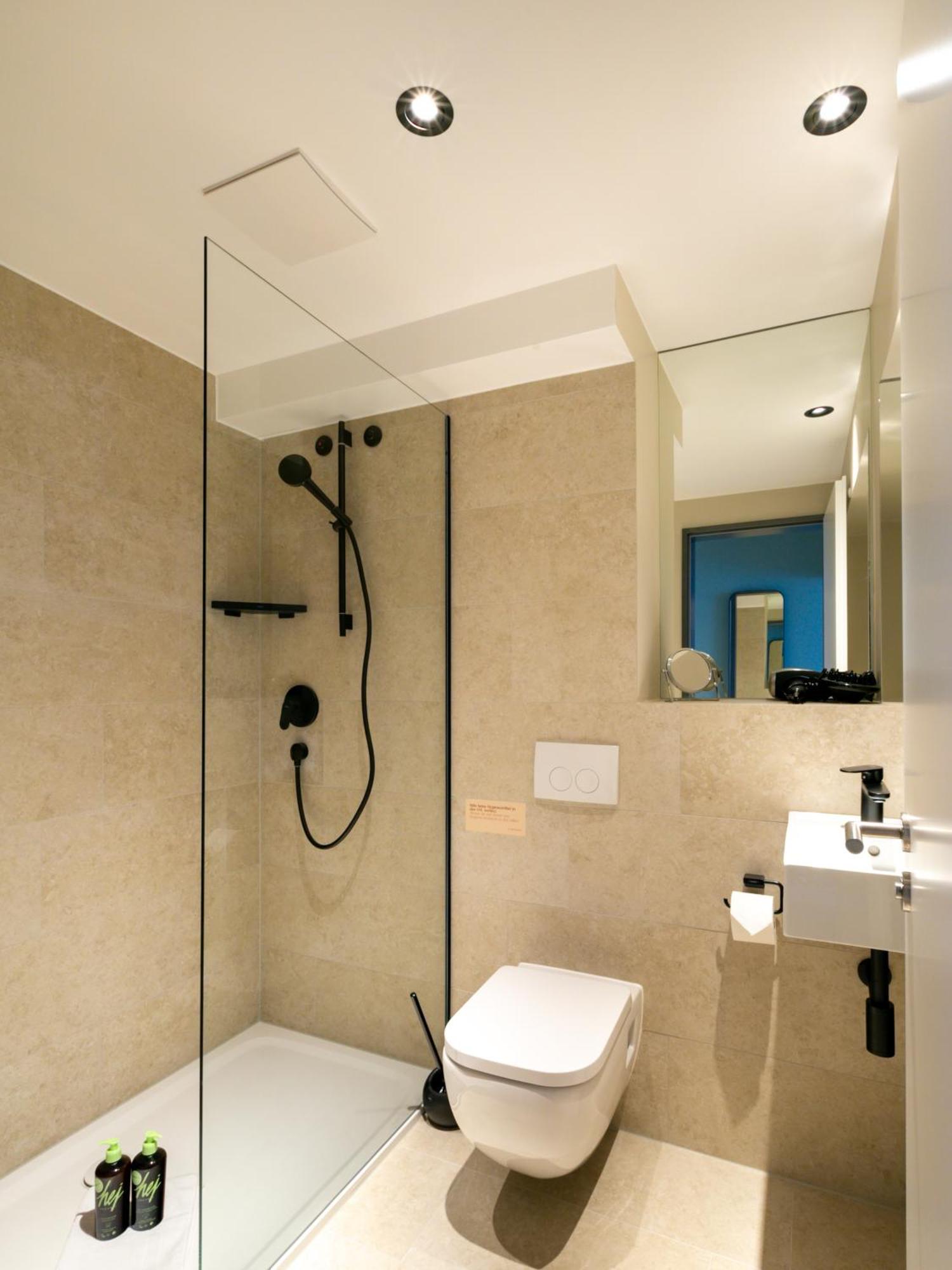 Limehome Saarbruecken Berliner Promenade Room photo